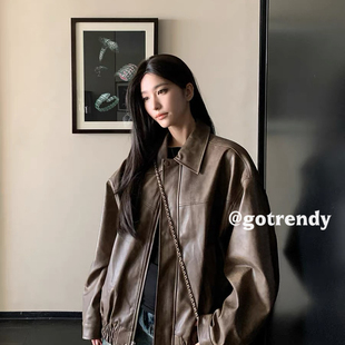 一善设计26年早春复古翻领印染宽松气质皮衣W759