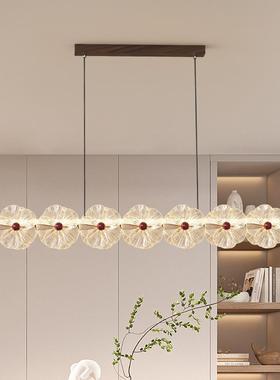 A glass light-lighted chandelier in the Nordic chandelier re