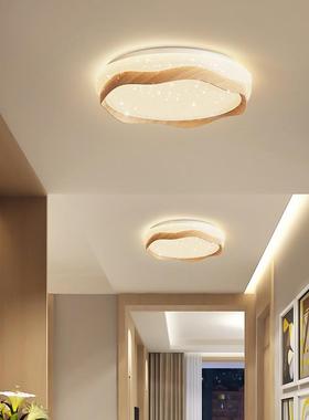 The corridor hallway light is a wooden round-breeding toplig