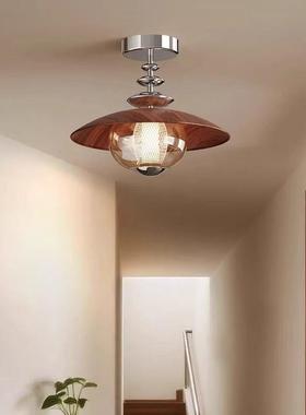 The French Cream Pass is an old-timed headlight for Houses