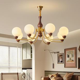the French American chandelier chandeli 2025. Room Mob