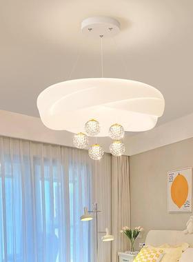 The living room chandelier is a modern, congenial Nordic res