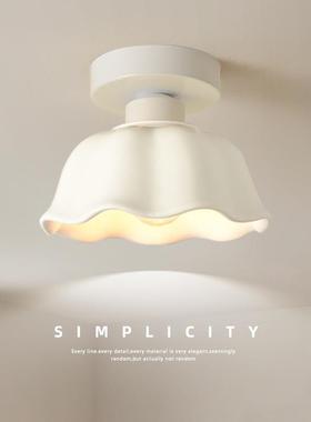 The passlights are simple, and the modern LEDs creative coa