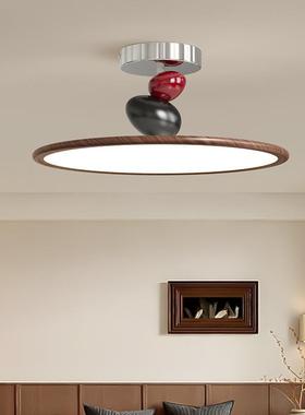 A flying chandelier light for a modern, very simple, creativ