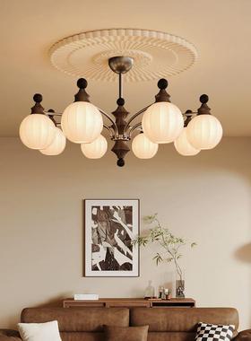 A new, medium-winding chandelier headlights in the French Wi