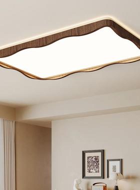 A new all-spectral cream recoupled living room with a caplig