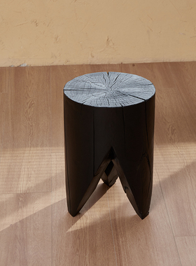 原木墩子圆形侘寂实木炭烧黑色沙发旁边几角几民宿木桩根雕矮凳子