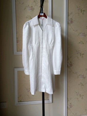 季候风专柜撤柜品牌折扣女装春季新款白色浮雕花泡泡肩收腰连衣裙