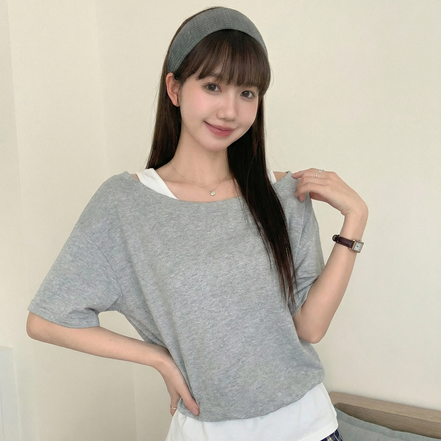 灰色假两件斜肩短袖t恤女2026年春休闲收腰宽松露肩上衣