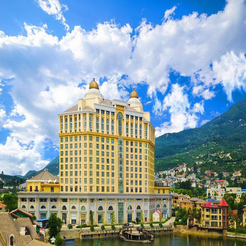 宝龙酒店集团旗下艺术主题酒店，文化底蕴深厚的东岳泰山中心景区 酒店地理位置得天独厚，泰山脚下，清湖环绕，景色怡人，享&ldquo;天然氧吧 高级城景大/双床房2晚、含双早、代金券