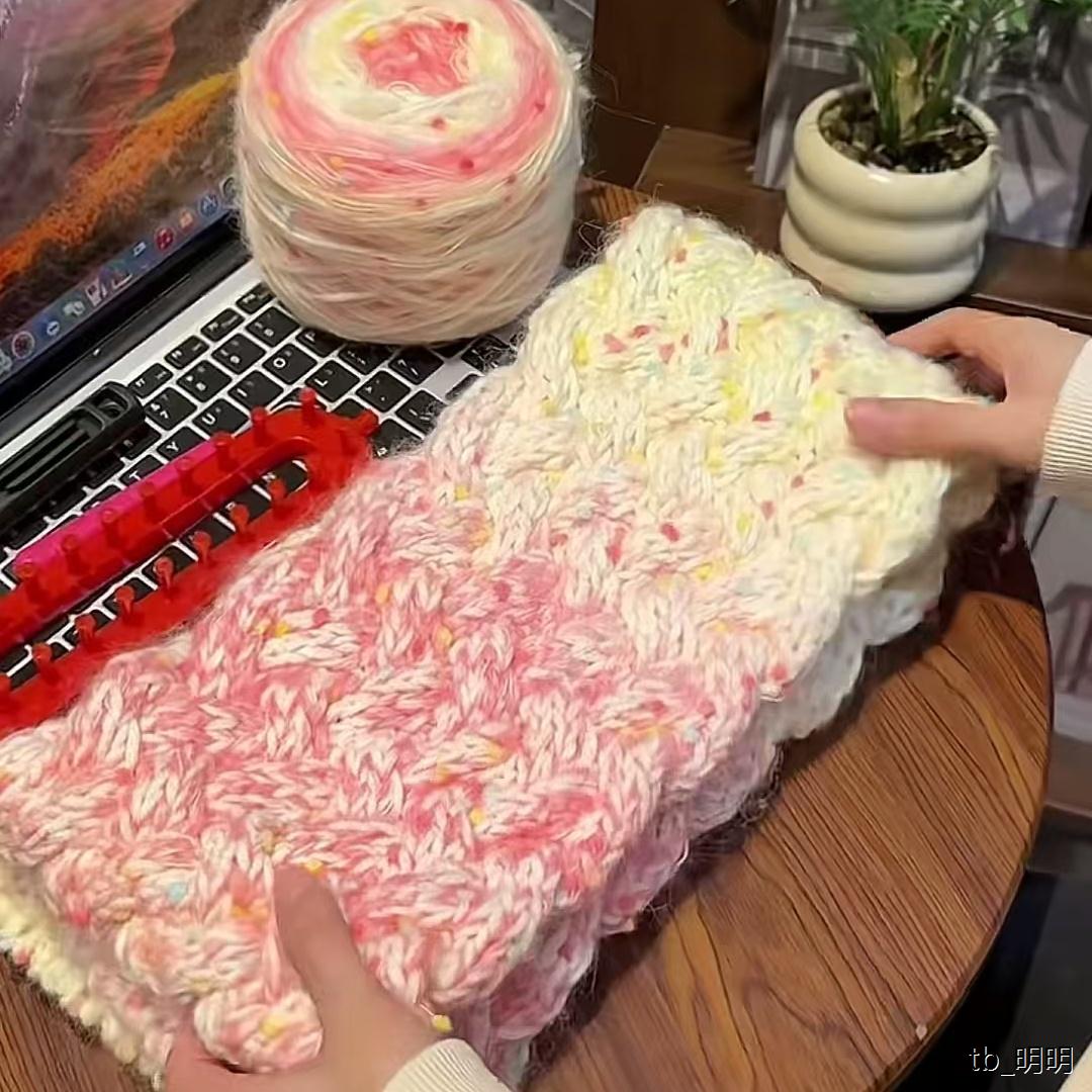 彩虹围巾手工编织diy毛线渐变色彩虹糖豆豆线自织围巾送男女友礼