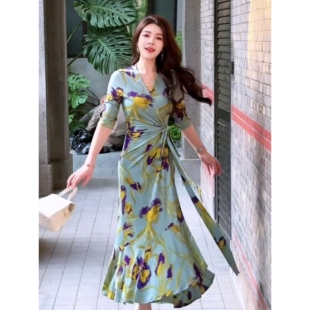 法式优雅温柔气质女神范 连衣裙V领收腰扭结碎花修身显瘦A字大摆