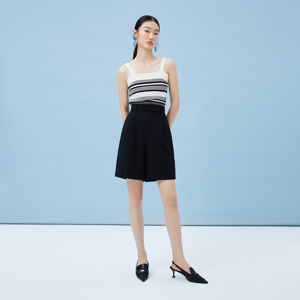 显瘦阔腿裤型， 便捷双侧口袋