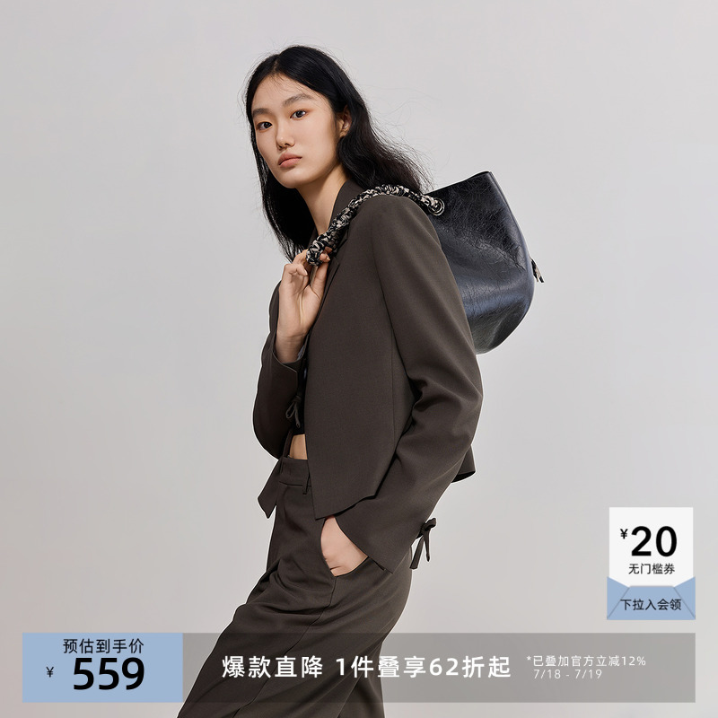 平驳领设计 修饰颈部线条