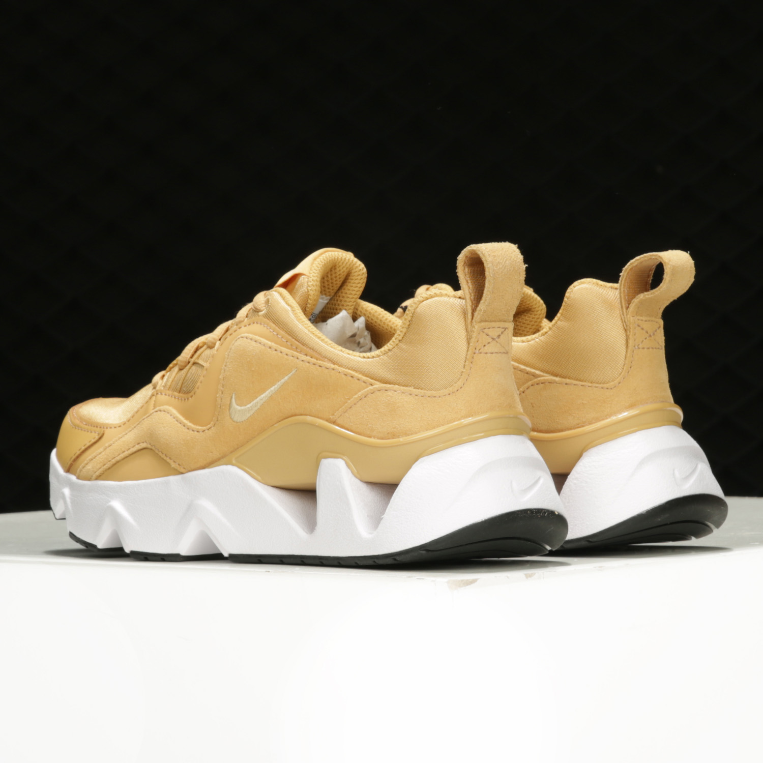 耐克女子几何状泡棉运动鞋