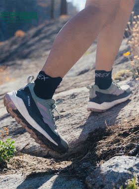 Adidas/阿迪达斯正品新款女士户外耐磨透气运动登山鞋IE5100