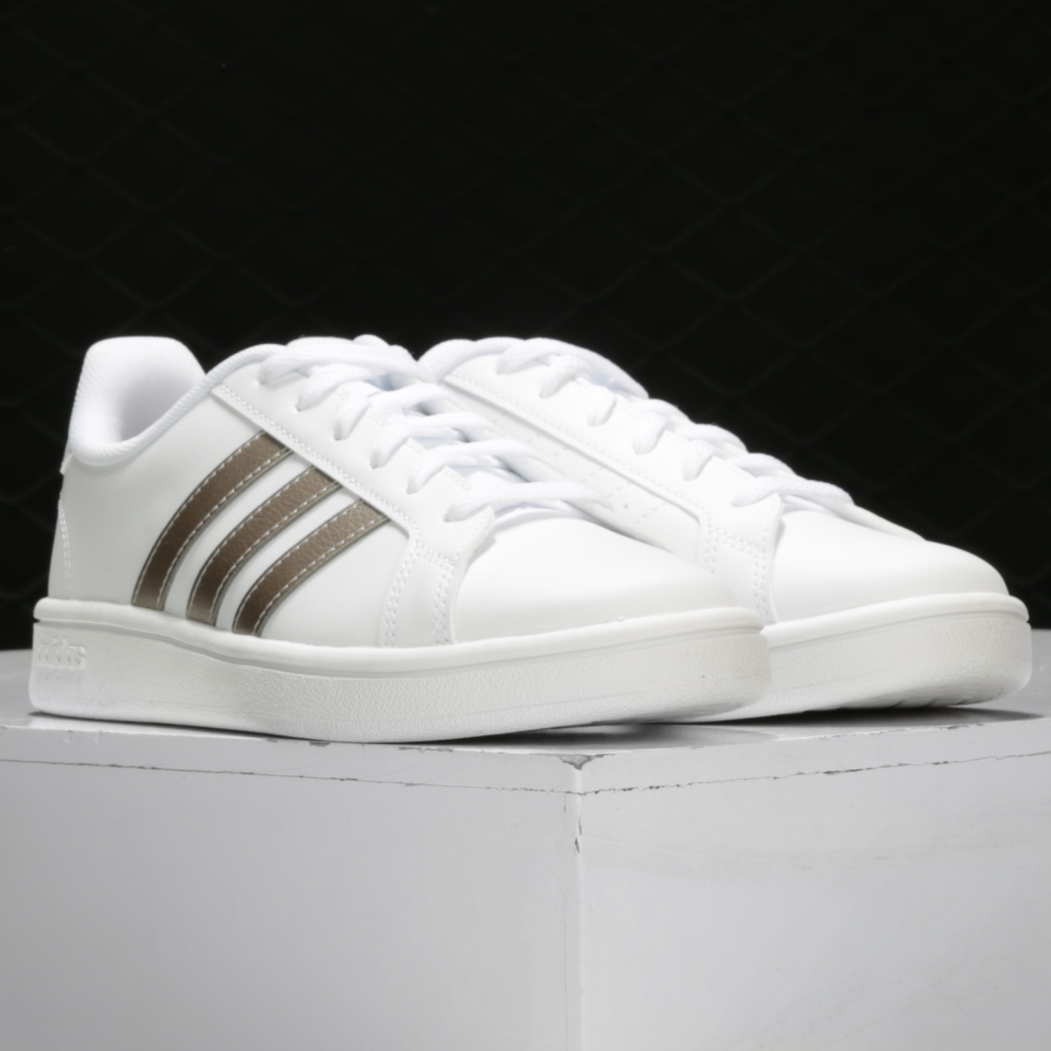 阿迪达斯男女运动休闲板鞋