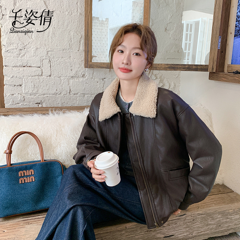 棕色短款羽绒服女冬季2024新款港风复古羊羔毛翻领设计感皮衣外套