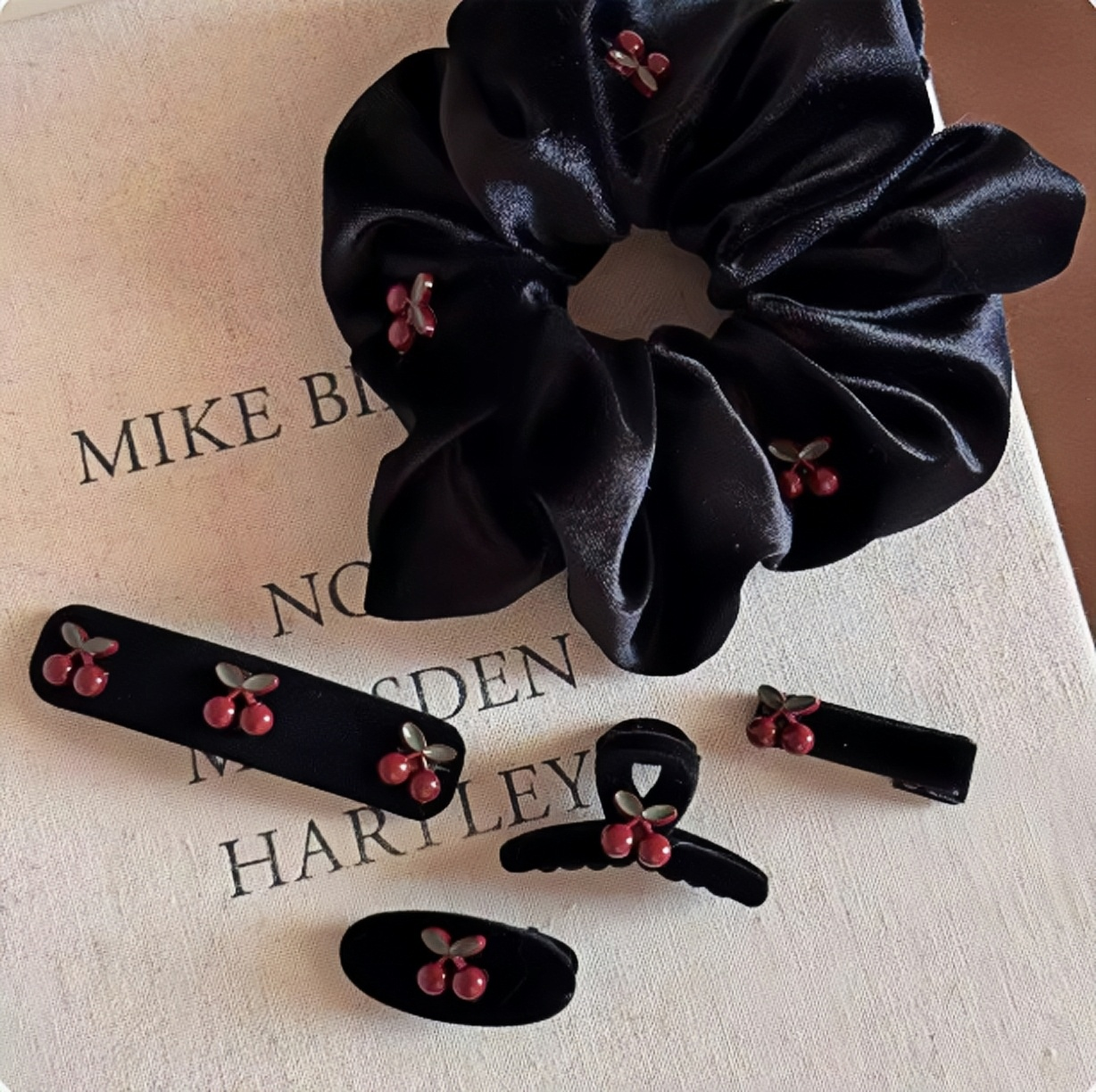 复古黑色丝绒小抓夹夹