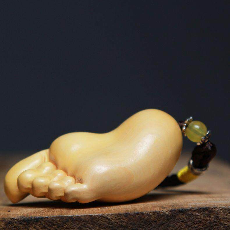 회양목의 만족과 기쁨 손잡이를 가지고 노는 작은 발 자동차 가방 펜던트 원목 조각 장식품을 가지고 노는 것