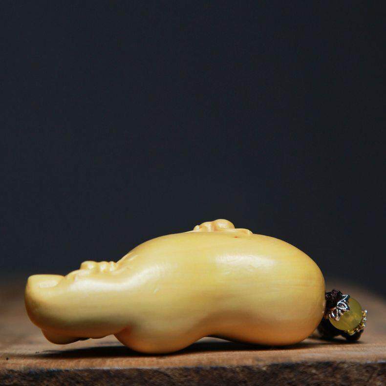 회양목의 만족과 기쁨 손잡이를 가지고 노는 작은 발 자동차 가방 펜던트 원목 조각 장식품을 가지고 노는 것