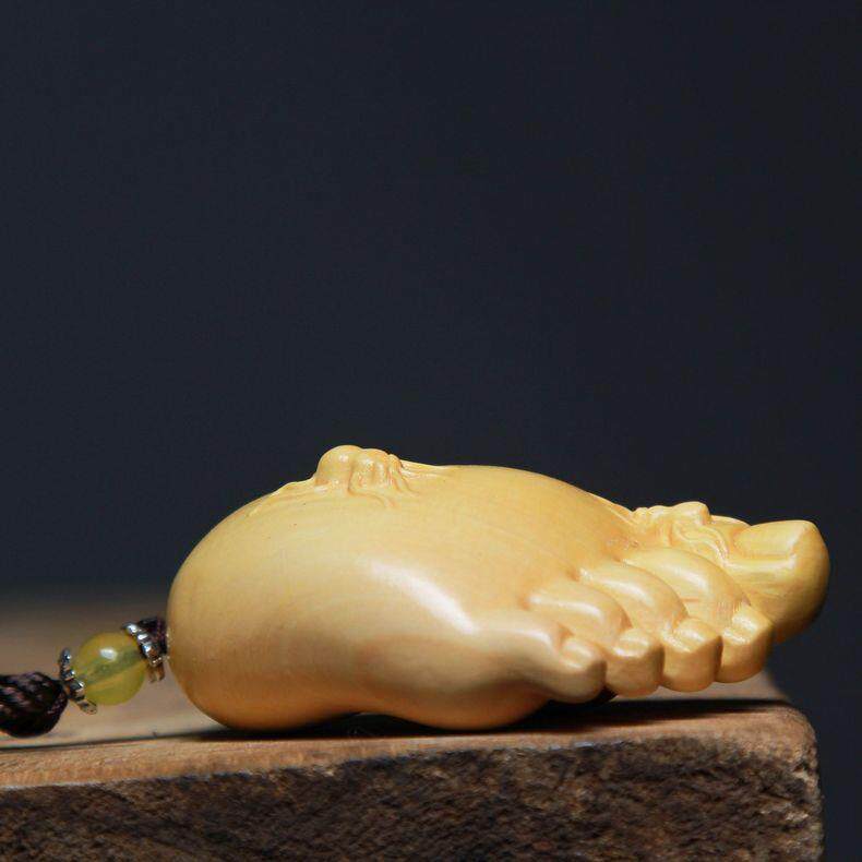 회양목의 만족과 기쁨 손잡이를 가지고 노는 작은 발 자동차 가방 펜던트 원목 조각 장식품을 가지고 노는 것