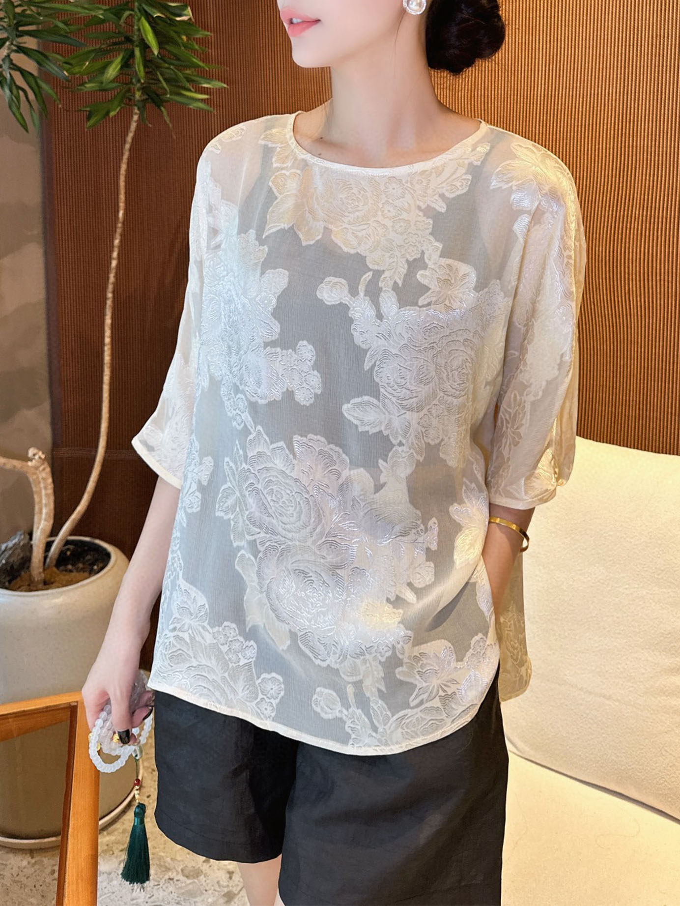 高端欧货真丝剪花短袖上衣女夏季新款轻国风圆领休闲宽松透视衬衫