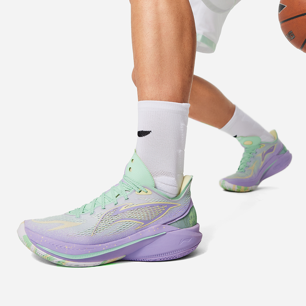 李宁新款音速12 V2男子轻量透气高回弹专业比赛篮球鞋ABAU027ZZ