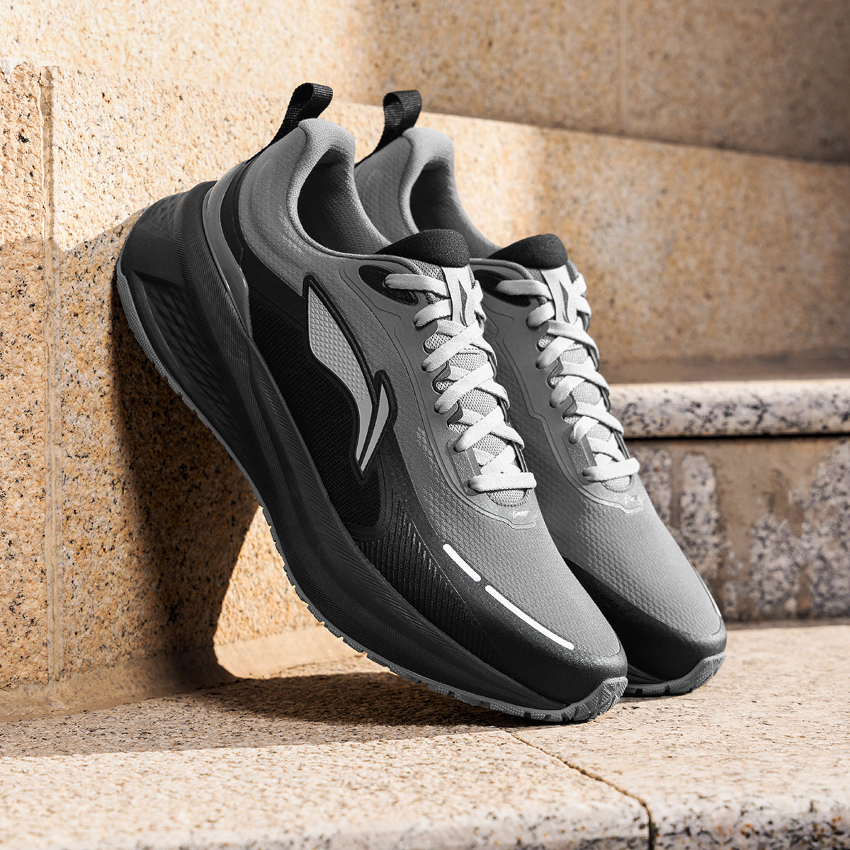 李宁吾跃3.0防护版男子2025新款户外反光防泼水休闲慢跑鞋ARSV093