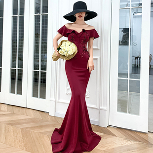 酒红色鱼尾拖尾晚礼服裙女宴会气质敬酒服新娘2025新款 一字肩重工