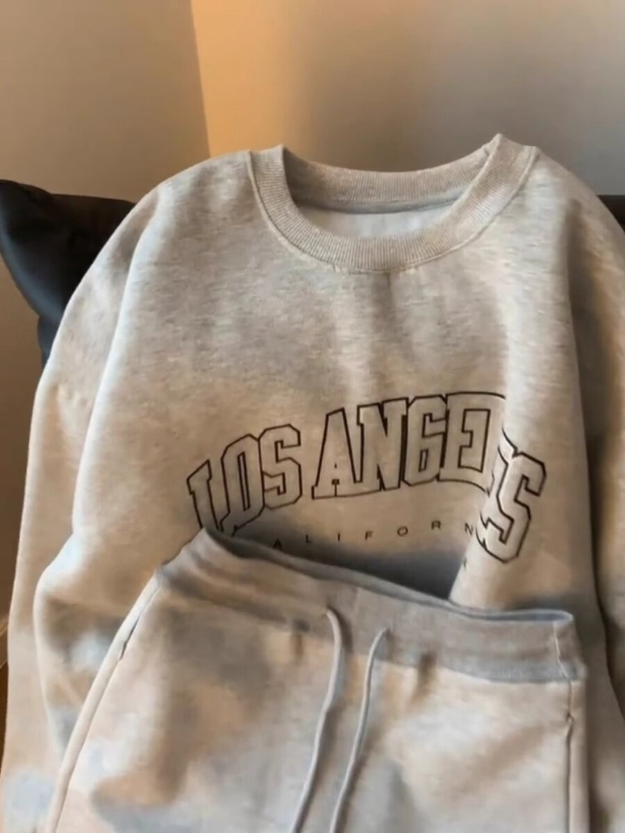 올해 여성에게 인기 있는 아름다운 양복과 스커트는 봄과 가을 차 스타일의 의상 연령을 줄이는 패션 레저 및 스포츠 투피스 세트입니다