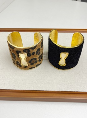 法式高级款经典轻奢钥匙孔植绒手镯豹纹毛绒开口手环76