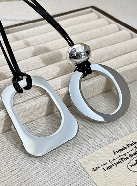 银色简约几何黑绳项链女钛钢镂空方块小众高级感轻奢毛衣链锁骨链