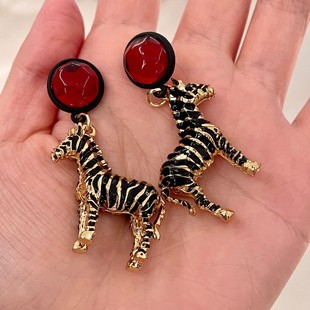 欧美复古合金滴油吊坠斑马耳环高级感百搭生肖马耳饰品75