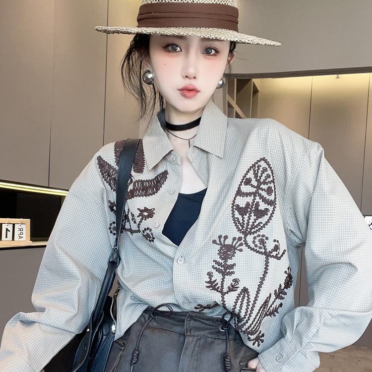 长袖格子衬衫女2025秋季新款欧洲站花朵刺绣翻领衬衣单排扣上衣
