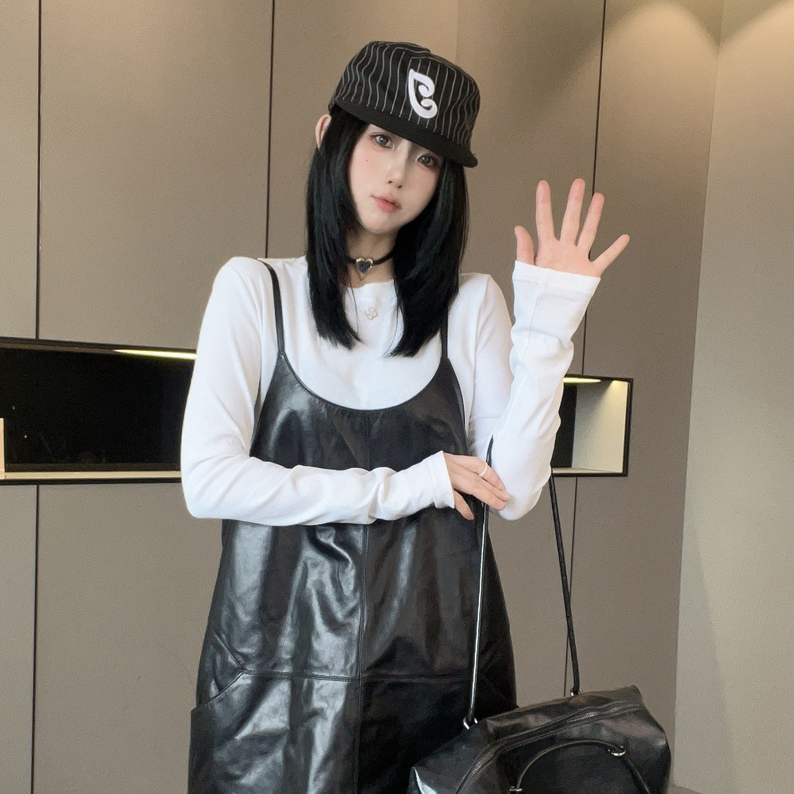吊带皮裙女2026秋季新款纯色绵羊皮吊带裙中长款连衣裙无袖裙子