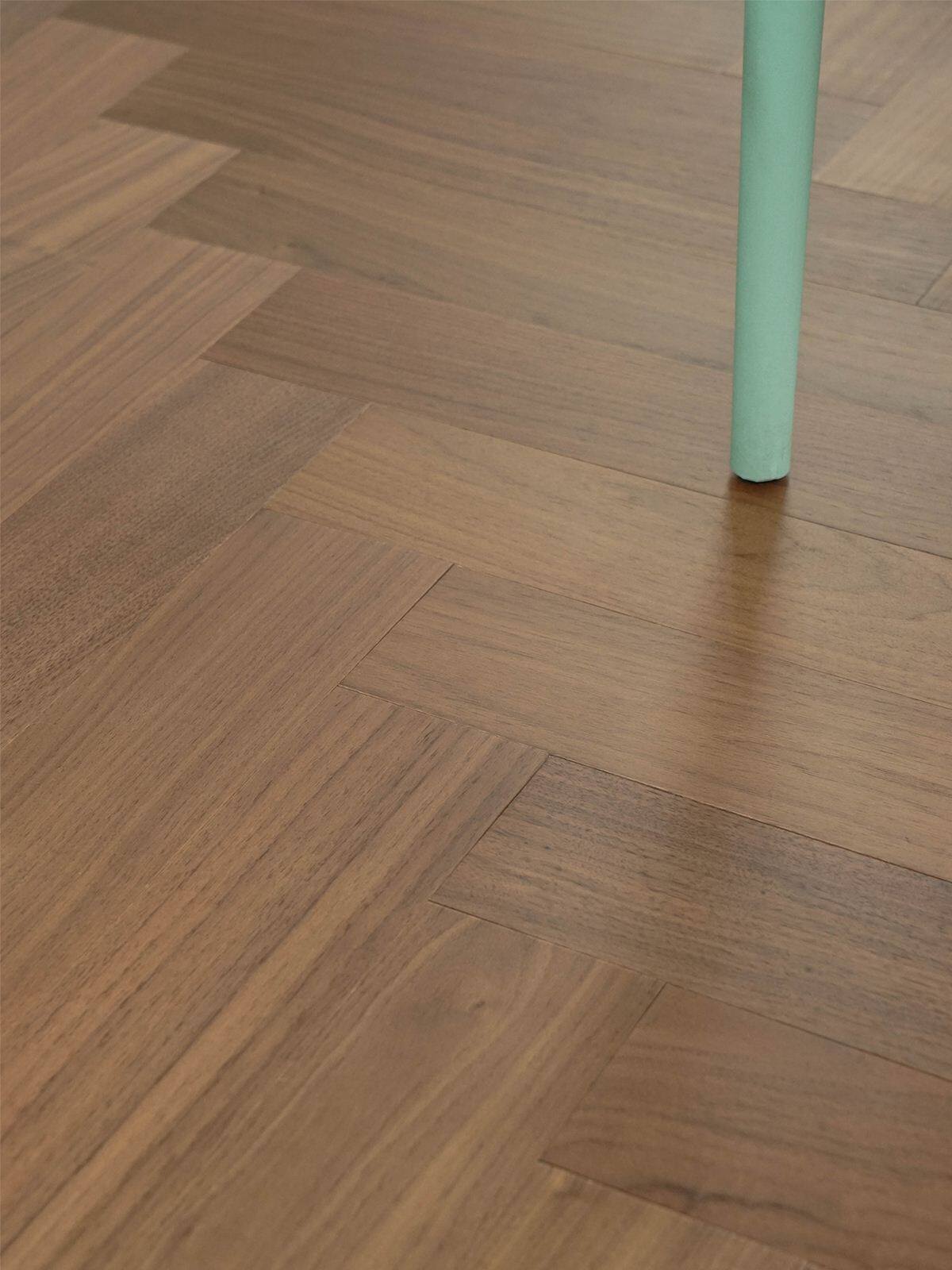 北美黑胡桃实木多层复合人字拼地暖地板北欧现代新中式清奢风格