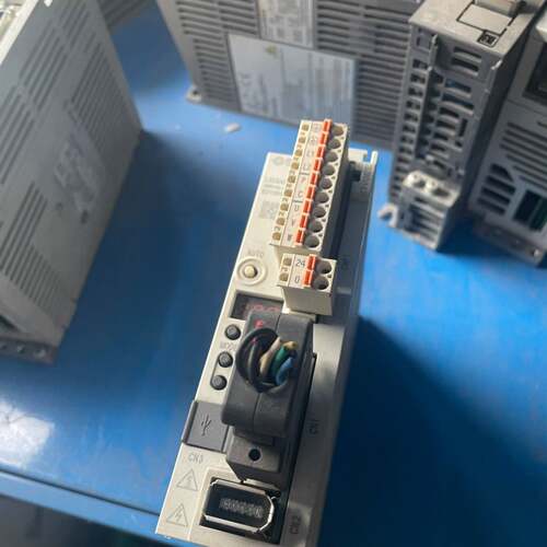 可议价伺服驱动器LECSA2-S1，100W功率，成色漂亮，