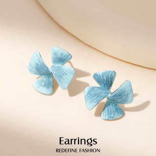 花朵银耳钉女2025新款爆款高级感气质大气小众设计感养耳洞耳饰