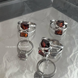 CHEALIMPID/腥红缠绕红宝石钛钢戒指暗黑轻奢高级感指环