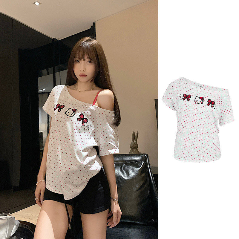 MosesQueen魔西女王kitty猫印花斜肩短袖t恤宽松显瘦露肩波点上衣 - 实物图