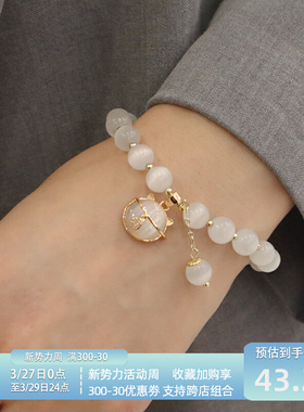 招桃花猫眼石水晶手环饰品女珍珠吊坠手链ins小众小福猫闺蜜手串