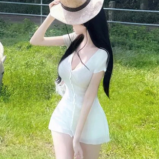 韩国东大门新款修身显瘦性感辣妹纯欲V领短款单排扣针织连衣裙女