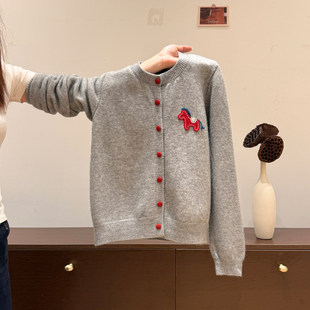 夏珍新年穿搭小马圆领开衫毛衣女春2026新款宽松慵懒风针织外套冬