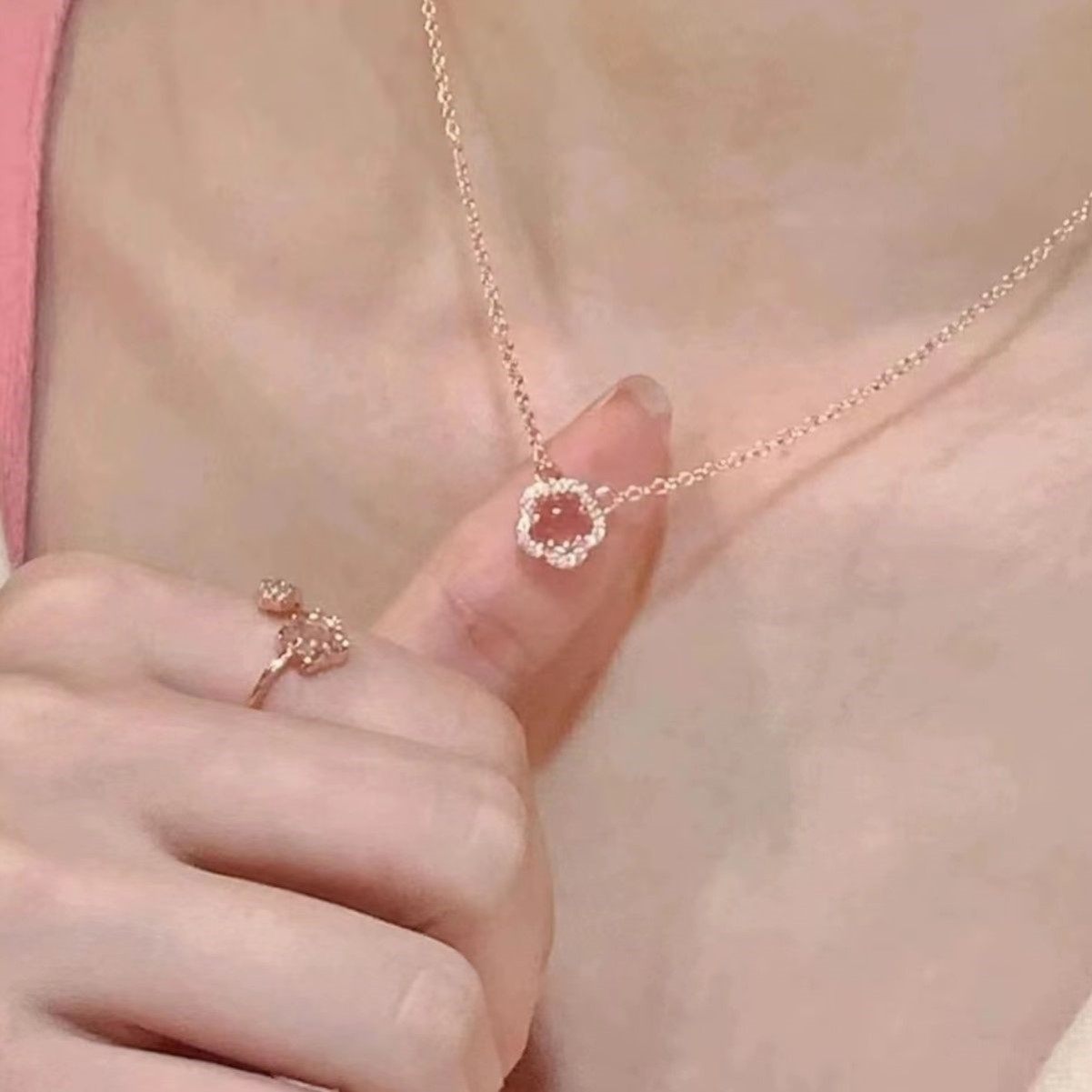 粉色樱花项链女配饰2026新款爆款吊坠轻奢小众高级感锁骨颈毛衣链
