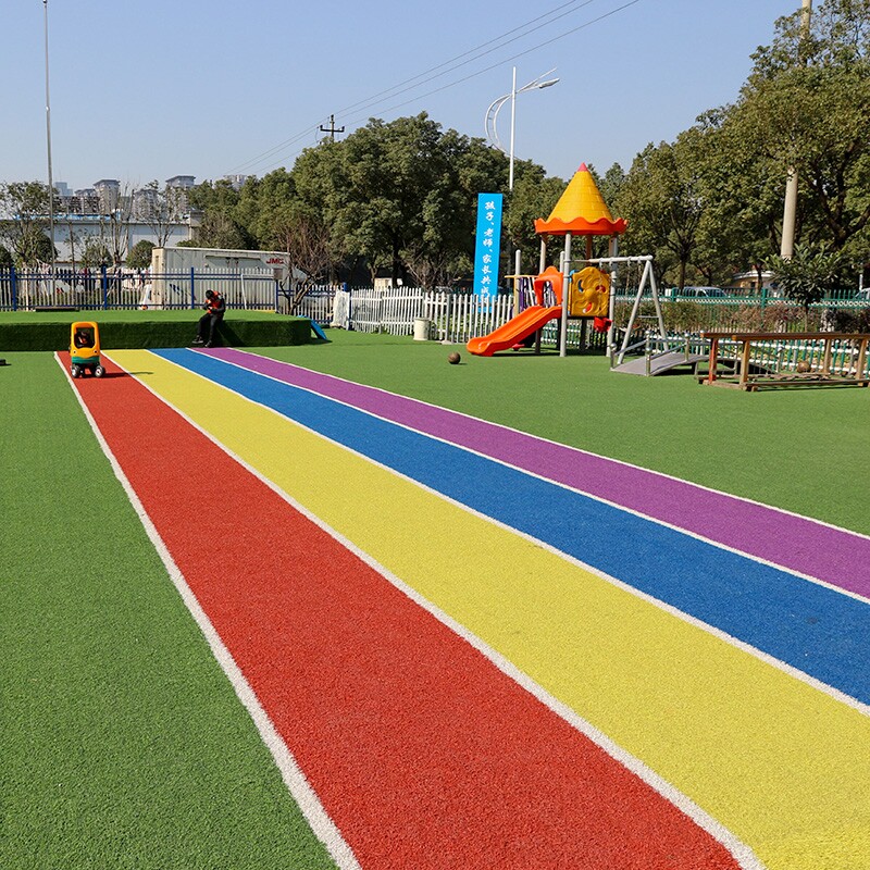 幼儿园人造假草坪仿真人工草皮塑料彩虹跑道绿色地毯户外装饰垫子