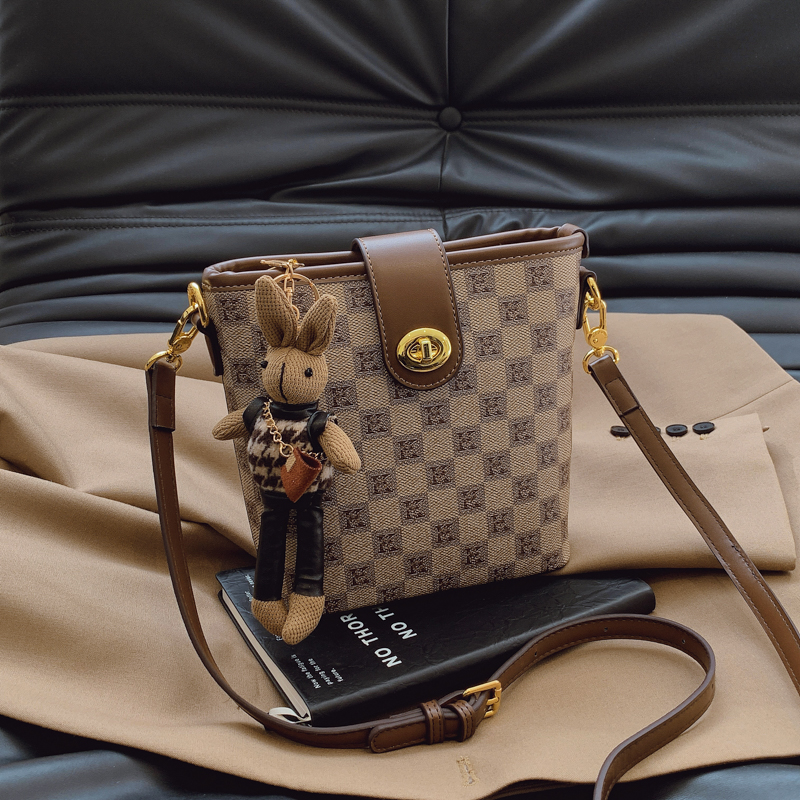 高级感轻奢小众斜挎水桶小包包女2025新款今年流行百搭单肩手机包