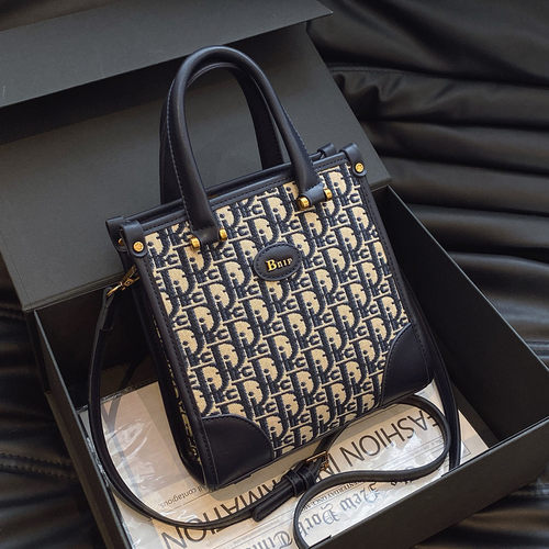 轻奢小众包包女2025新款时尚刺绣小托特包手提通勤女包单肩斜挎包