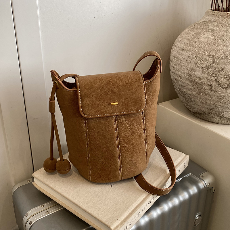 高级感小众南瓜包水桶包包女式2025新款秋冬百搭通勤单肩斜挎小包