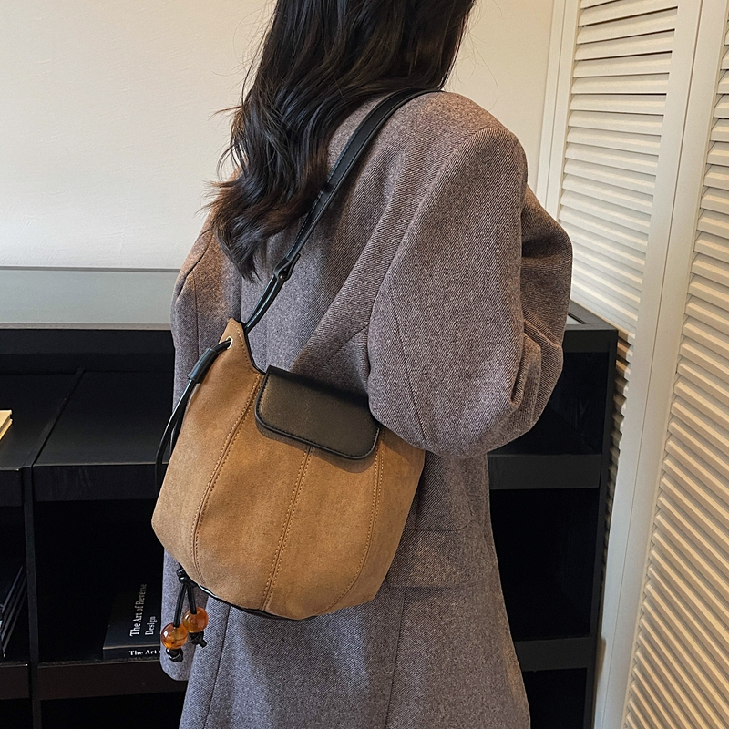 复古麂皮绒水桶包南瓜包女2025新款高级感小众设计单肩腋下斜挎包